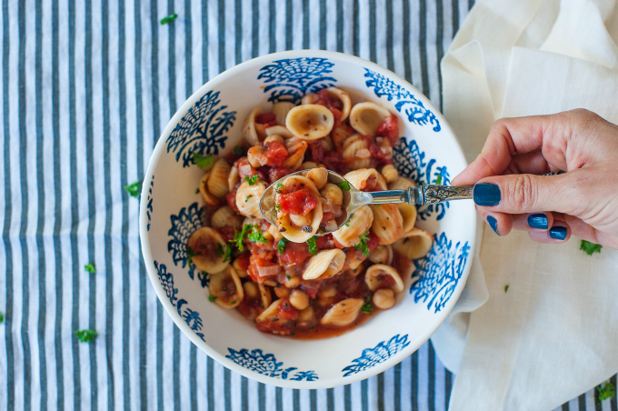 This garbanzo bean soup is full of fiber and protein which keeps you full longer. It's also low in fat and calories and has simple delicious rustic flavors. #vegan (ordinaryvegan.net)