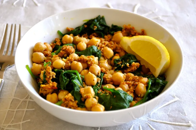 Chickpeas and Spinach with Spicy Breadcrumbs
