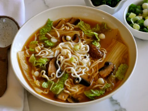 Easy Soup – Hot and Sour Cabbage Mushroom Soup