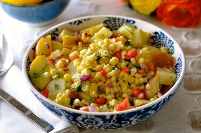 This summer salad recipe of potato and corn has a delicious and clean flavor and is oil-free. (#vegan) ordinaryvegan.net