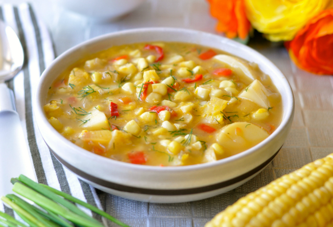 This easy corn chowder highlights the sweet taste of summer corn anytime of the year. A delicious combination of corn, golden potatoes, red pepper and dill. (#vegan) ordinaryvegan.net