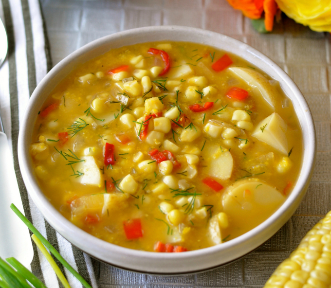 This easy corn chowder highlights the sweet taste of summer corn anytime of the year. A delicious combination of corn, golden potatoes, red pepper and dill. (#vegan) ordinaryvegan.net