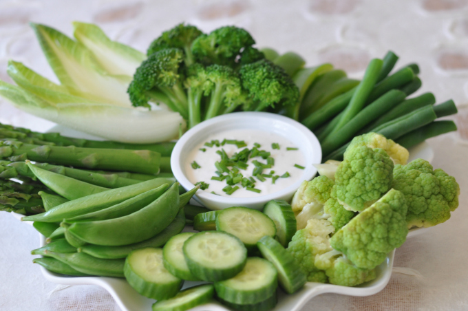 The best of any season in one dish! A healthy and delicious vegetable platter should be a staple for any of your get togethers. (#vegan) ordinaryvegan.net