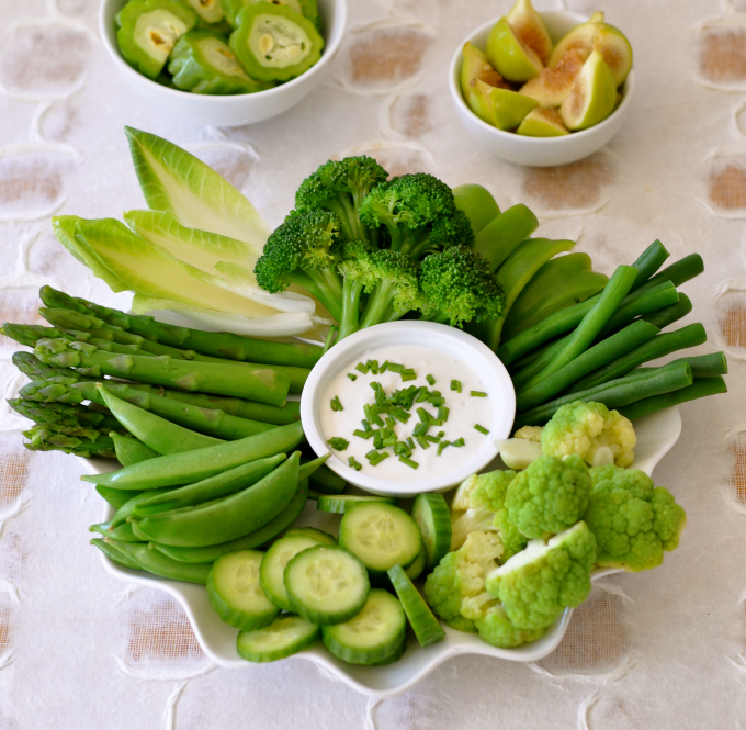 The best of any season in one dish! A healthy and delicious vegetable platter should be a staple for any of your get togethers. (vegan) ordinaryvegan.net