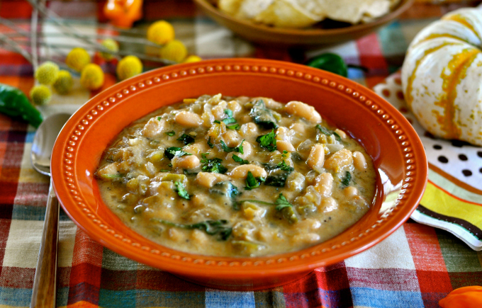 When you’re yearning to savor something healthy and hearty, but still need something to warm your bones, this easy vegan bean chili is the answer. (#vegan) ordinaryvegan.net