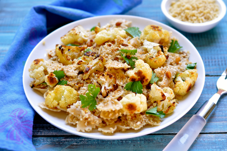 This vegan cauliflower pasta explodes with flavors beginning with the the sweetness of the caramelized cauliflower, nutty garlic breadcrumbs and pine nuts. (#vegan) ordinaryvegan.net
