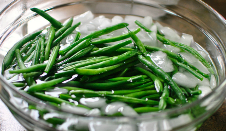 Summer vegetables deserve a space at your picnic table. Like this fresh string beans recipe that is garnished in a basil pesto with a touch of lemon zest. (#vegan) ordinaryvegan.net