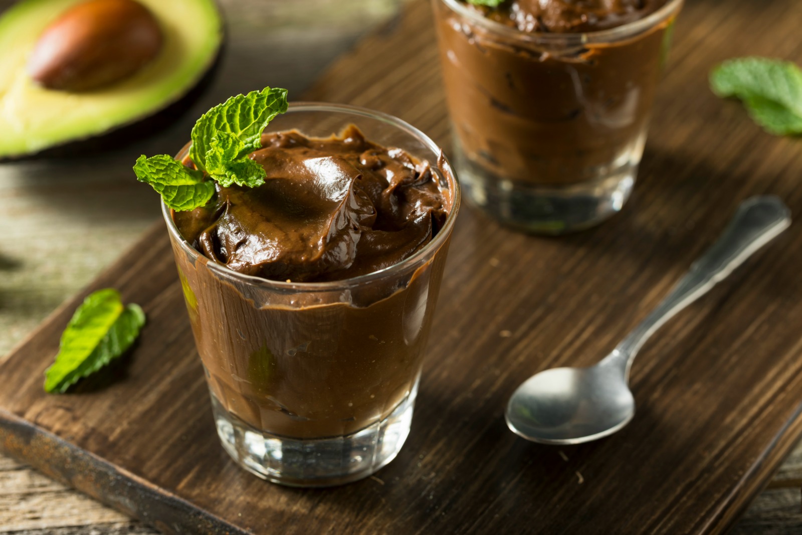 This healthy vegan chocolate avocado pudding is dairy-free, gluten-free, refined- sugar free, super easy to prepare and ready in 5 minutes! (#vegan) ordinaryvegan.net