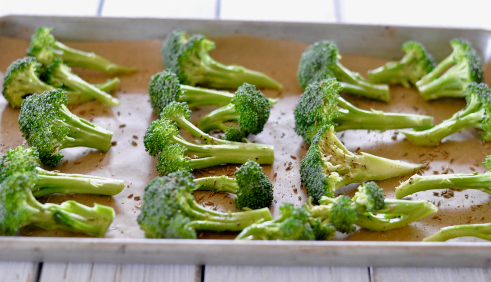 This roasted, dairy-free, low caloric, spicy broccoli pasta topped off with a lemon breadcrumb flavor bomb is a quick and easy dish the entire family will love. (#vegan) ordinaryvegan.net