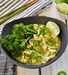 This vibrant vegan green curry noodle soup is deliciously infused with flavor and healthy ingredients. An unforgetable combo of taste and tang. (#vegan) ordinaryvegan.net