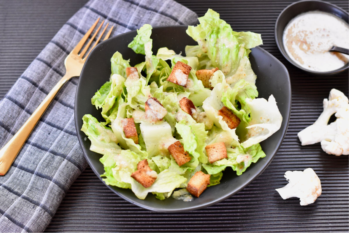 A super simple oil-free vegan Caesar salad recipe made with the humble, nutritious cruciferous vegetable - cauliflower. (#vegan) ordinaryvegan.net